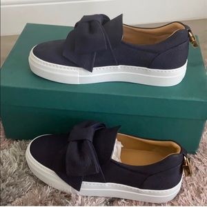 Blue ink nubuck platform sneaker with bow